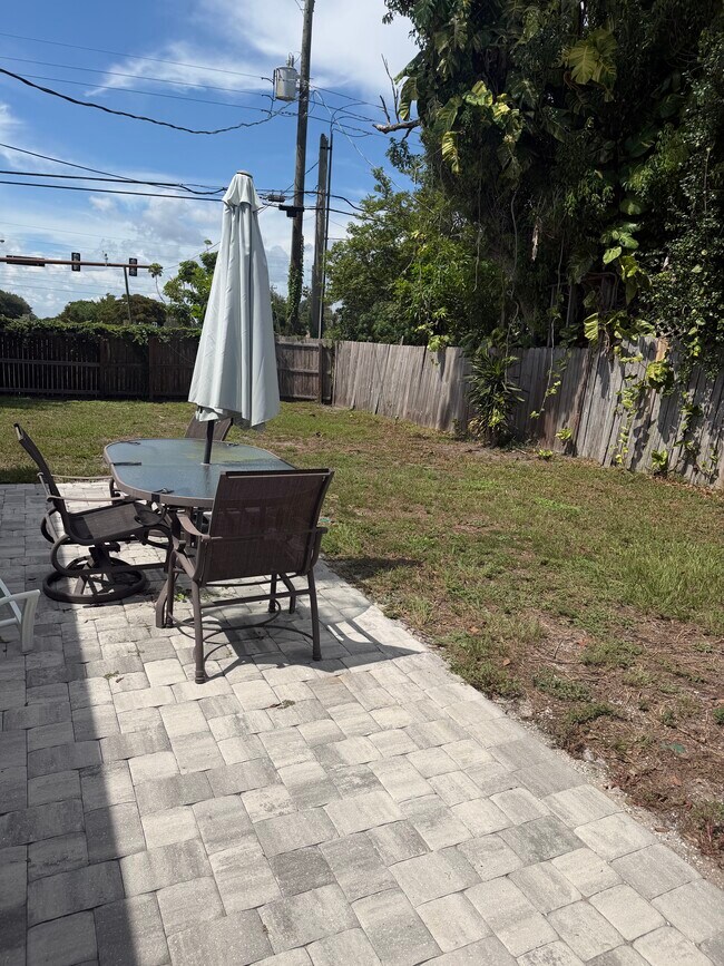 Foto del edificio - 329 Glen Oak Rd