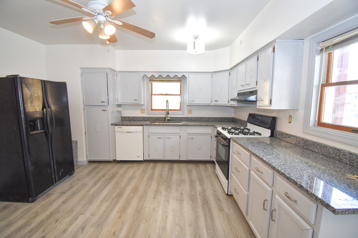 Kitchen - 1822 Crafton Blvd