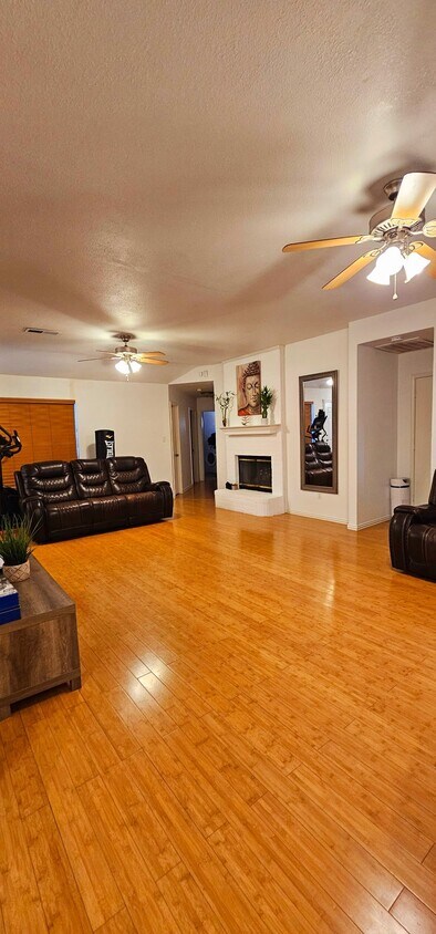 Foto del edificio - 905 Crestwood Dr