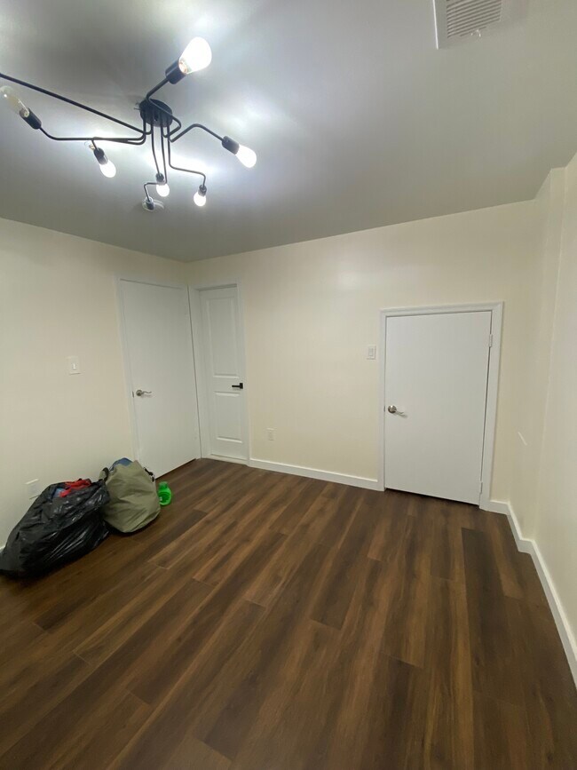 Foto del edificio - 915 Newington Ct