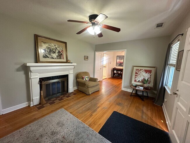 Foto del edificio - 3 BED | 1 BATH | SPACIOUS GATED BACKYARD |...