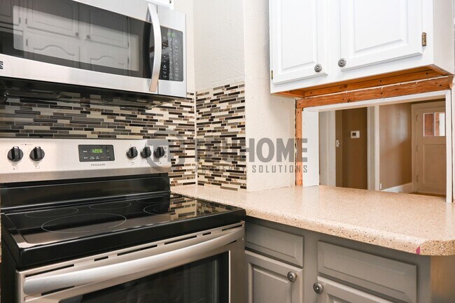 Foto del edificio - Large 3 Bedroom 2 Bath House w/Fenced in Yard and 2 Stall Garage Available Soon!