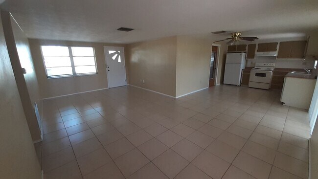 Building Photo - 2/1.5/1 1000 Sq. Ft. Spacious living room, Lanai, fenced in yard, and tile floors thoughout!