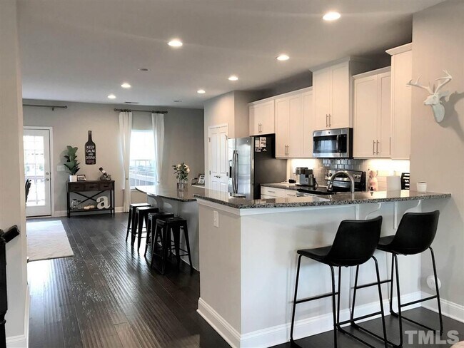 Foto del edificio - Former Model Townhome for Rent