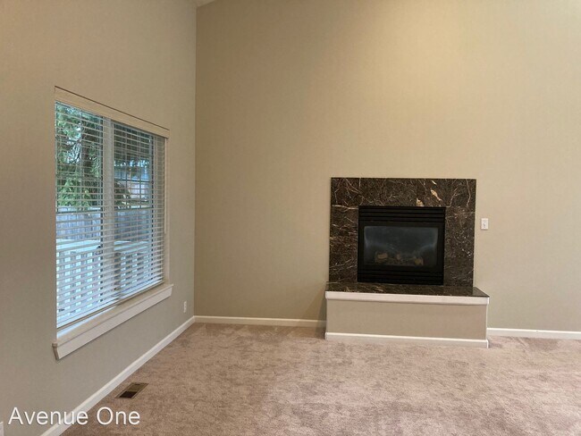Building Photo - 3 br, 3 bath House - 1033 S 128th St