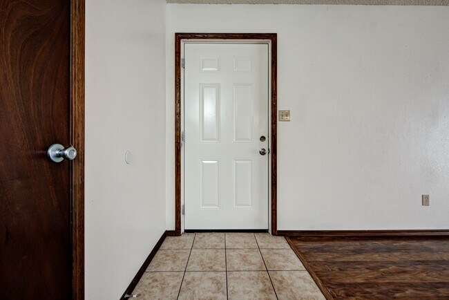 Foto del edificio - 1315 Glen Oaks Ct