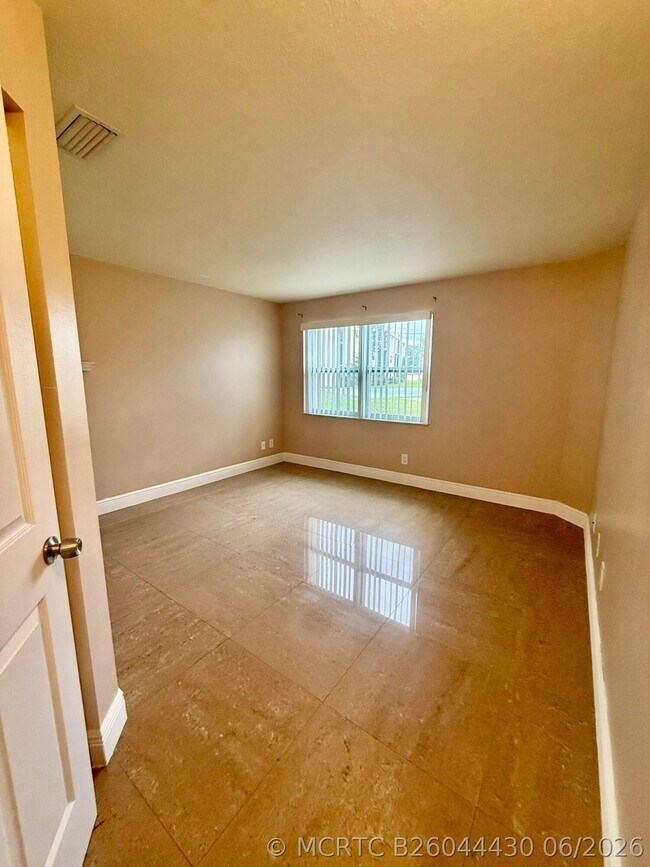 Foto del edificio - 2050 Oleander Blvd