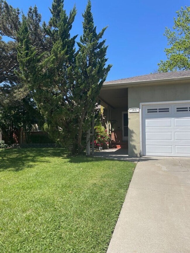 Foto del edificio - Charming 3 Bedroom Home on a Quiet Tree-Li...