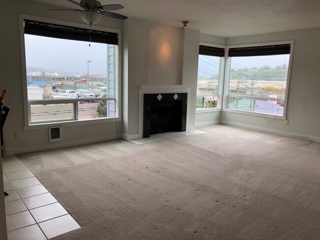 Living room - 1404 W Boston St