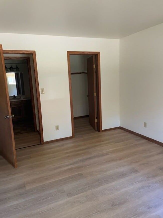 Building Photo - Neat and Updated 2- Bedroom Apartment
