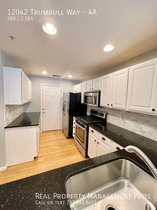 Building Photo - Beautifully Updated 2 Bedroom End Unit Jus...