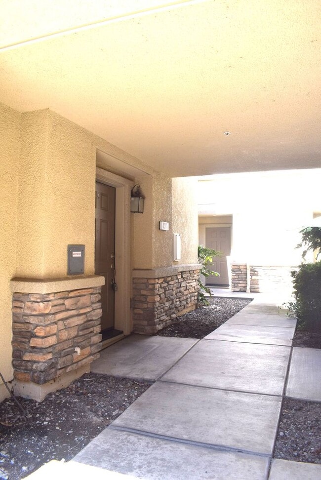 Building Photo - 3301 N Park Dr