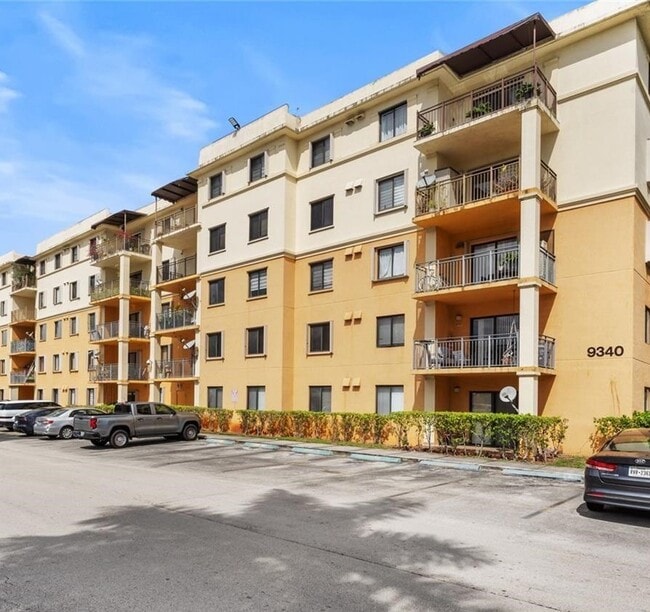 Building Photo - 9340 Fontainebleau Blvd