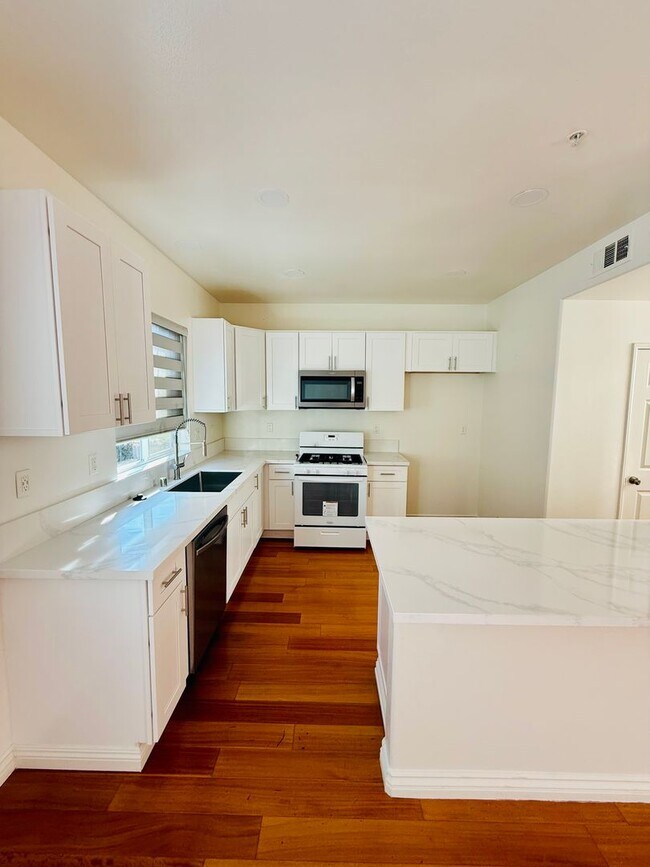 Foto del edificio - Remodelled 4 Bedroom Townhome for Lease in...