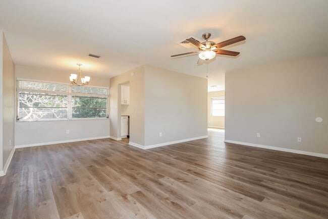 Building Photo - 2319 Surrey Ln