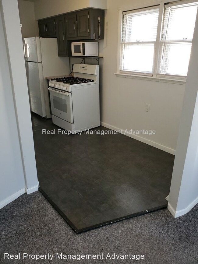 Building Photo - 3 br, 1 bath House - 14018 Hobart Ave.