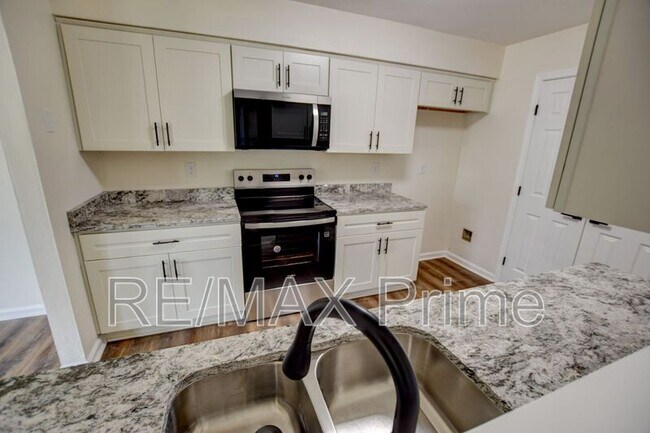 Foto del edificio - 3900 Raintree Ct