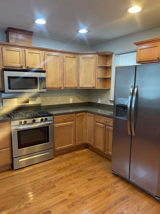 Building Photo - Huge Stand Alone Townhouse - Great space a...