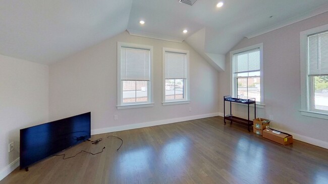 Foto del edificio - HOT ALLSTON LISTING!!!!