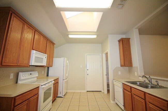 Building Photo - Charming 3/2/2 in Denton For Rent!