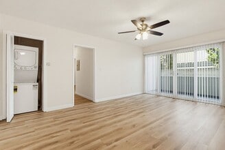 Building Photo - 537 E Hyde Park Blvd