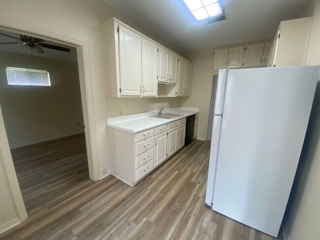 Building Photo - Cozy & Economical Unit in The Cove w/Water...
