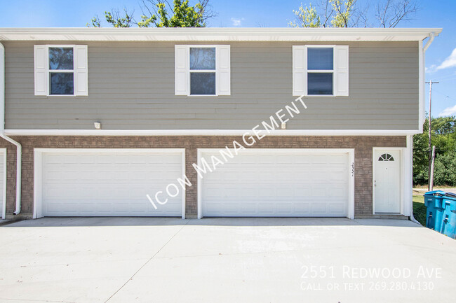 Foto del edificio - GARAGES--2551 Redwood Ave