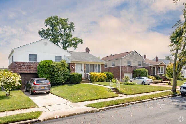Split level homes are the most common style homes you will find in Plainview, NY.