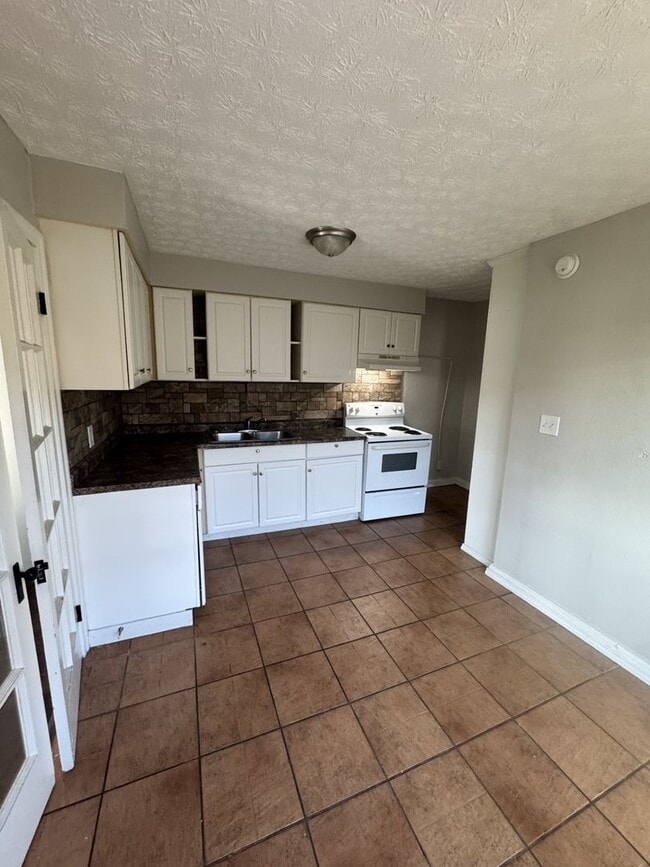 Building Photo - 321 W Norman Ave