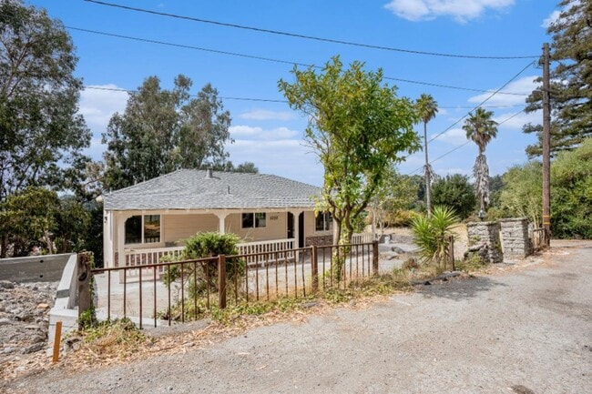 Building Photo - 5250 Sunset Dr