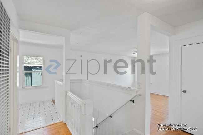 Building Photo - 928 60th St