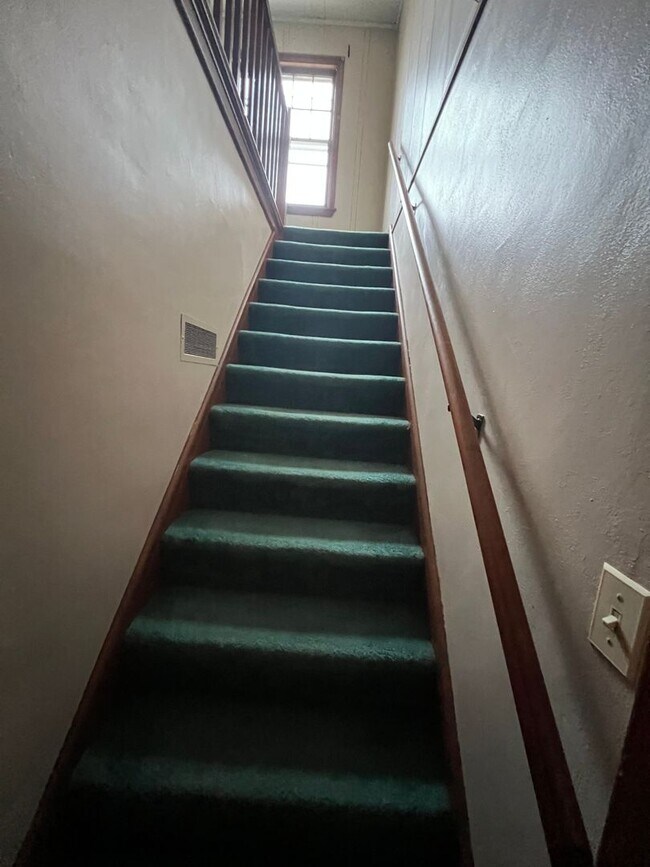 Foto del edificio - Very Spacious 4 Bedroom 2 1/2 Bath House Close to Campus!