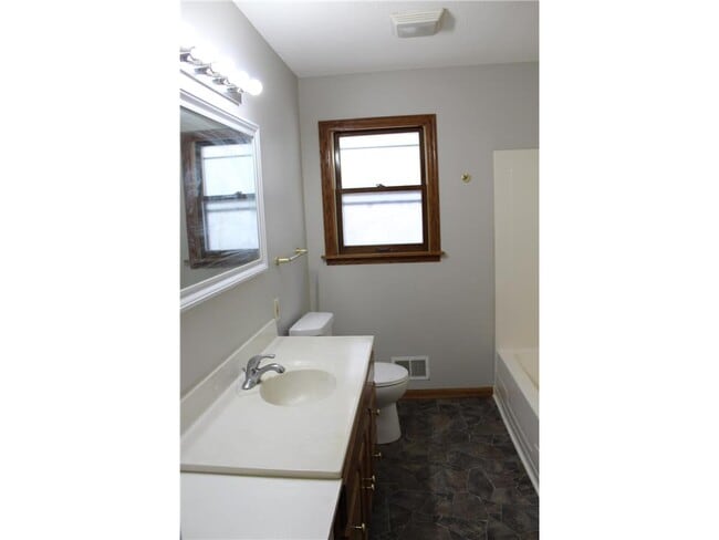 Building Photo - 747 Tuscarora Ave W