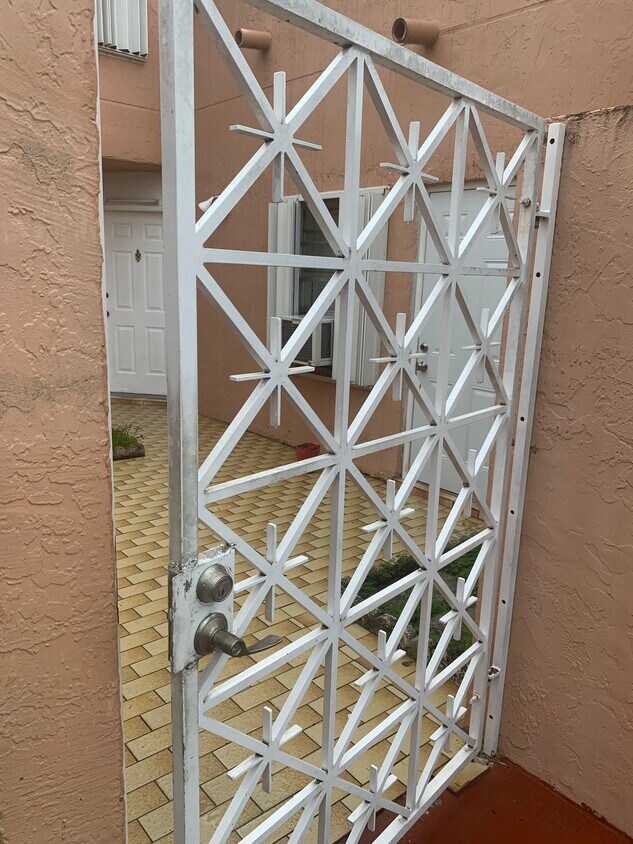 Entrada privada - 4150 W 10th Ln