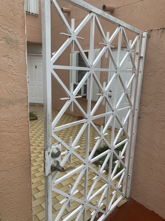 Private entry - 4150 W 10th Ln