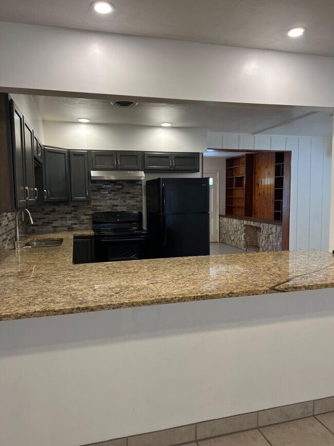 Building Photo - 4.0 bedroom in St. Petersburg Florida 33703