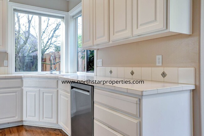 Building Photo - West Linn Traditional in Coveted Vista Rid...