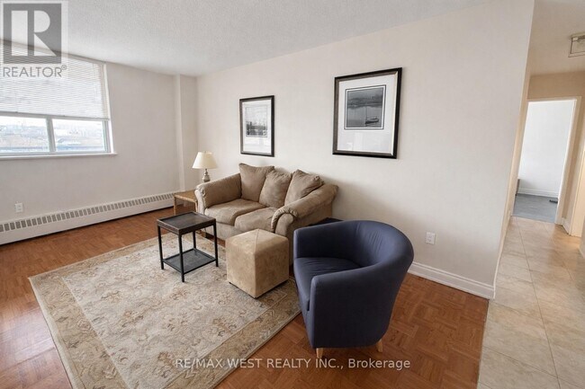 Building Photo - 541 Blackthorn Ave