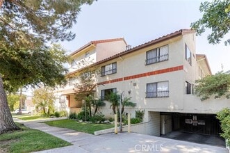 Building Photo - 1043 Thompson Ave