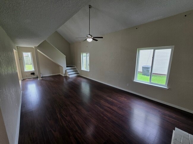 Building Photo - Charming 3BD/3BA Home with Modern Upgrades