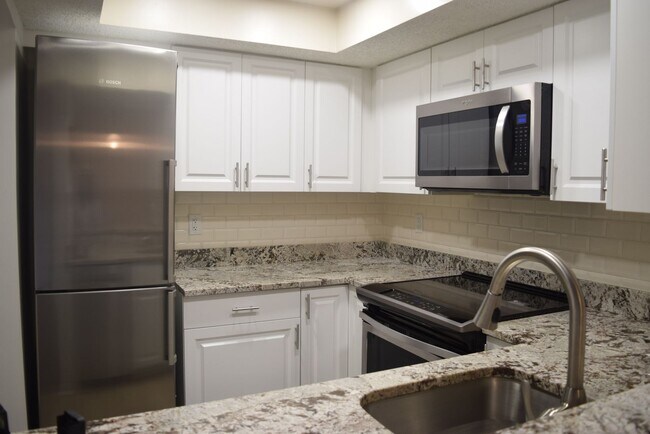 Foto del edificio - Updated 2 bed 2 bath condo in Midport II