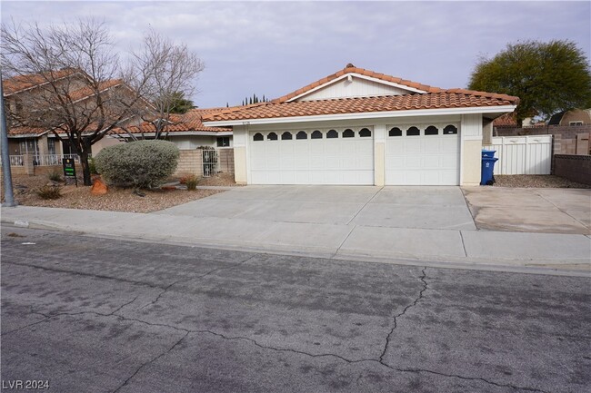 Building Photo - 8328 Del Rey Ave