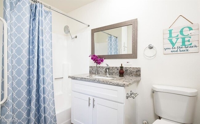Building Photo - 1 br, 1.5 bath Condo - 235 E River Dr