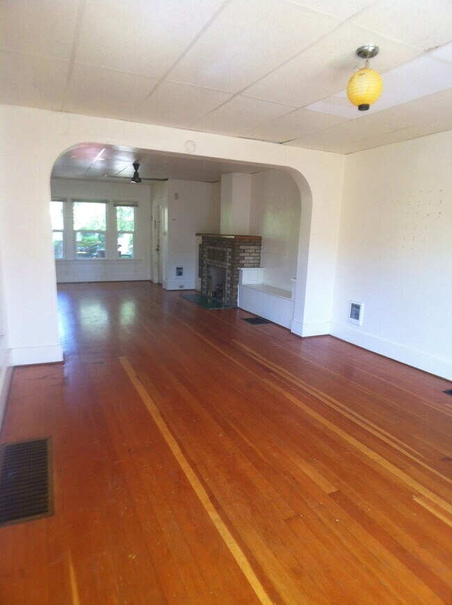 Building Photo - Main level unit in close in SE 4-plex! Sha...