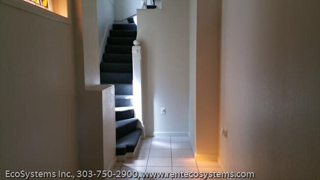 Foto del edificio - Top Floor Renovated 1 Bed/1 Bath Apartment in Victorian 4-Plex