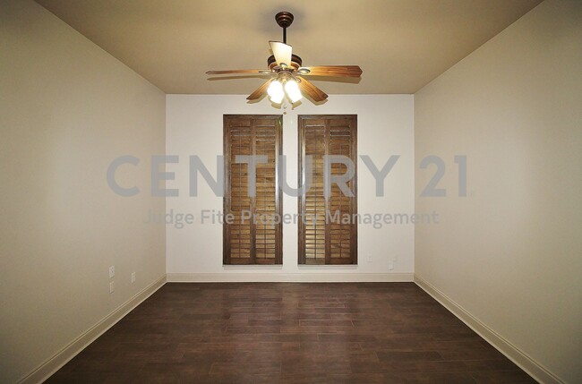 Building Photo - Gorgeous 2-story 3/3/2 in Golf Course Comm...