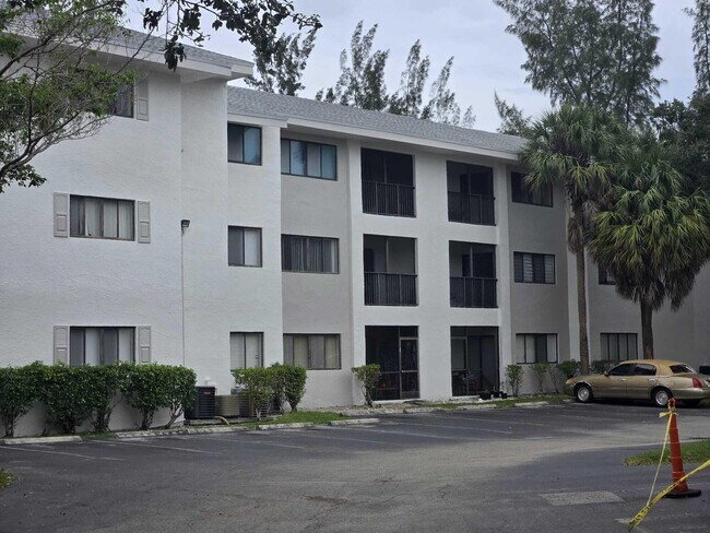 Foto del edificio - 2445 SW 18th Terrace
