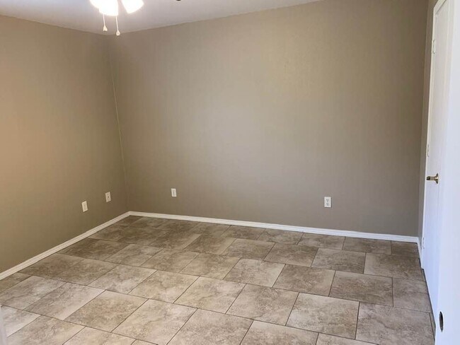 Building Photo - 2 bedroom 1 bath house-central heat and air