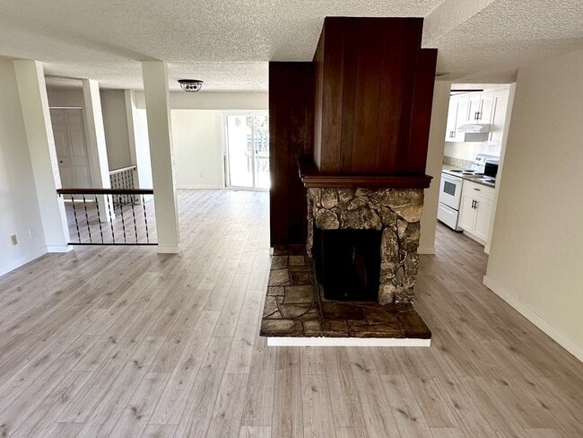 Foto del edificio - Tasteful 5-Bedroom Home with Dual Primary ...