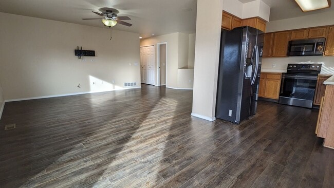 Foto del edificio - SPRINGS RANCH 3 BEDROOM/2 BATHROOM RANCH WITH FENCED YARD AND 2 CAR GARAGE!